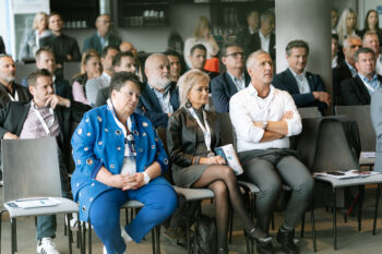 Menschen sitzen im Publikum